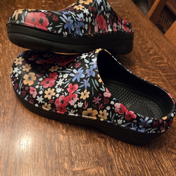totes Shoes - Totes Size 8-9 Black Garden Floral Machine Washable Women's Bailey Molded Clogs